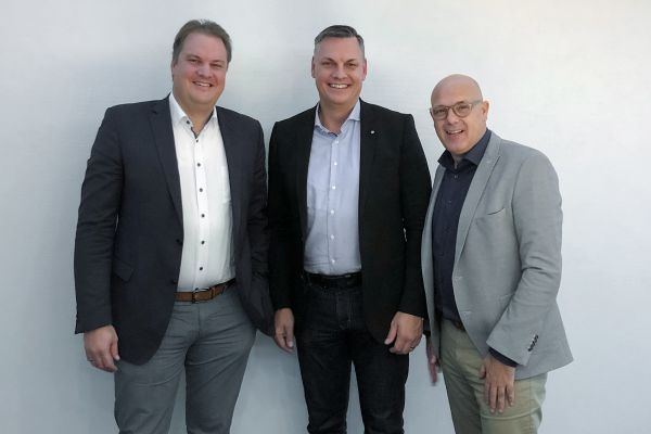 Das Bild zeigt Jens Hölper (Geschäftsführer Garant Holding GmbH), Sven Mischel (Vorstand SHK AG) und Marc Schulte (Geschäftsleiter Garant Bad + Haus).