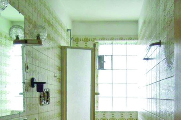 Praxisbeispiel vorher: Die alte Dusche in den Vereinsräumen von „W4H“, ein typisches Siebzigerjahre-Bad, schlauchartig und für Rollstuhlfahrer fast nicht zu nutzen.  