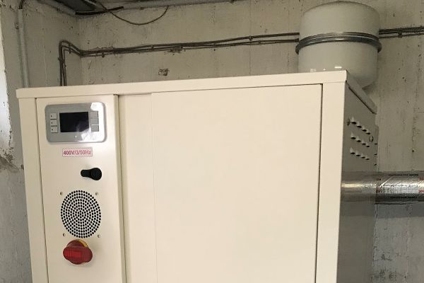 Eine Wärmepumpe in einem Heiztechnikraum.