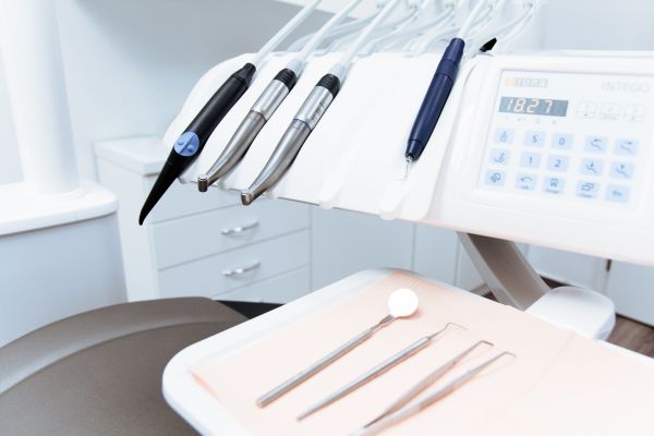 Behandlungsinstrumente in zahnärztlichen Praxen können leicht verkeimen. Das erfordert höchste hygienische Standards. 