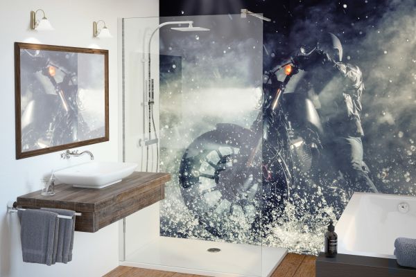 Das Bild zeigt ein Duschrückwand mit einem Motorradfahrer als Fotomotiv.
