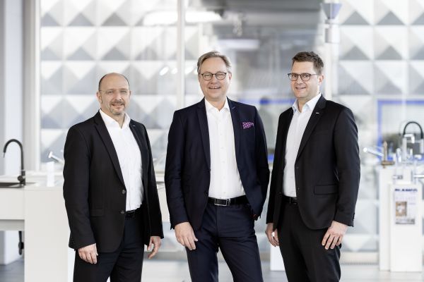 Das Bild zeigt Richard Brantzen (Vertriebsleiter Mitte), Lars Kreutz (Managing Director Markets Germany/Switzerland) und Thorsten Neelen (Vertriebsleiter Deutschland). 