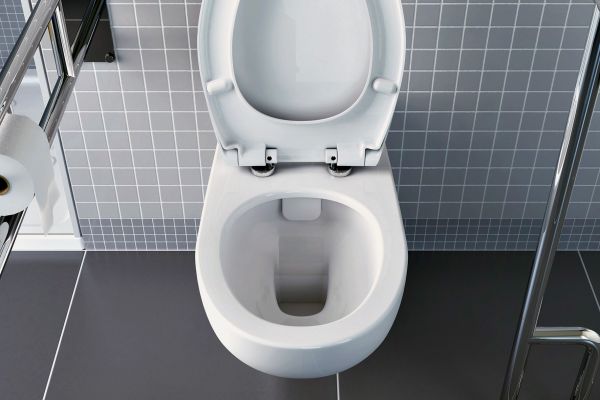 Die „Conforma“-Wand-WCs von VitrA Bad lassen sich so montieren, dass eine Sitzhöhe von 48 cm erreicht wird.