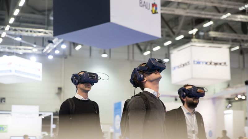 Drei Männer tragen Virtual Reality-Brillen.