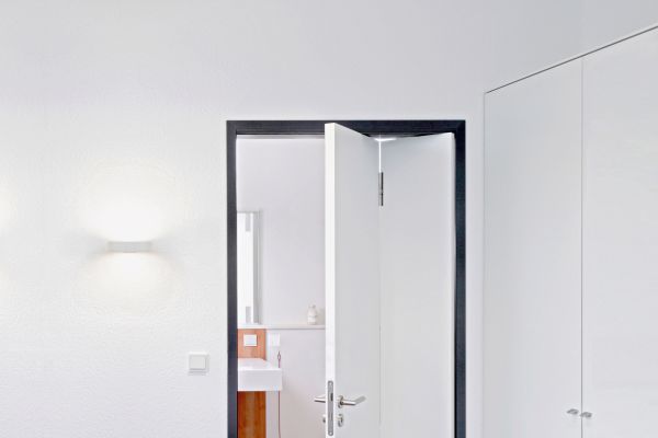 Die Küffner-Raumspartür lässt sich mit jeder Türzarge kombinieren. Das Türblatt faltet sich beim Öffnen und schafft Raum.