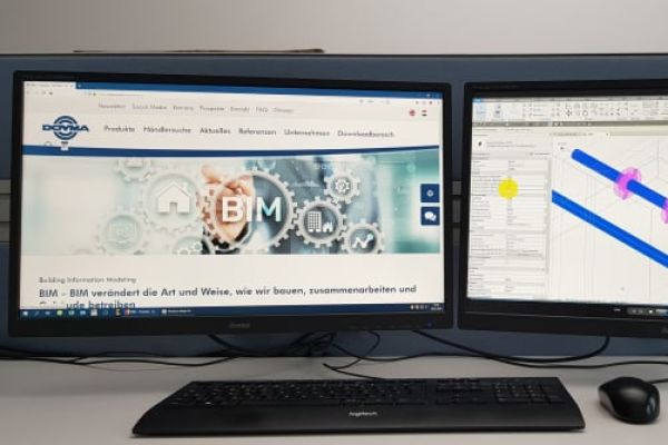 Zwei Bildschirme, auf dem linken ist die Doyma-Website zu sehen auf dem rechten BIM-Produktdaten.