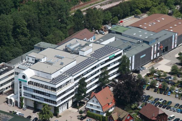 Das Bild zeigt das Unternehmen Hansgrohe mit Stammsitz in Schiltach/Schwarzwald.