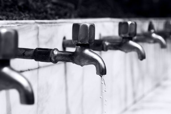 Der Kampf gegen den Coronavirus erfordert auch die „Stilllegung“ zahlreicher Trinkwasser-Installationen. 