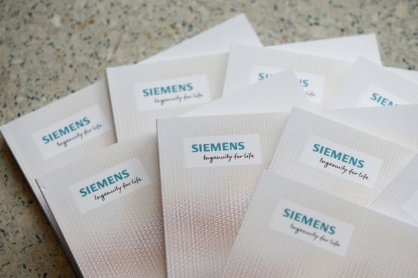 Pressemappen von Siemens.