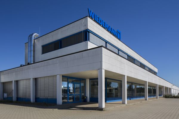 Das Bild zeigt die Wiedemann Industrie und Haustechnik GmbH mit Sitz in Burg.