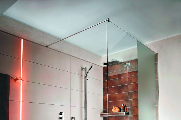 Das Bild zeigt einen Ausschnitt des GGT-Musterbades. In der bodengleichen Dusche, die mit der elektrischen Temperierung ausgestattet ist, kommt die Entwässerungsrinne Schlüter 