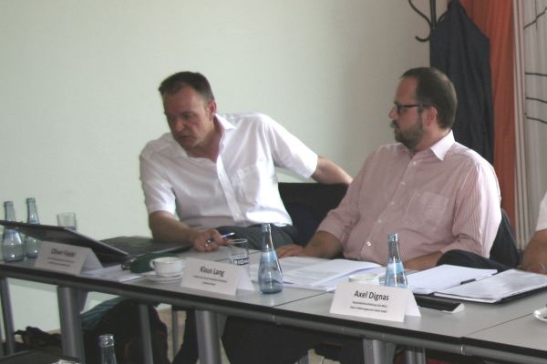 Oliver Fiedel, Zehnder, und Klaus Lang, Systemair, diskutieren beim Expertentreff zur kontrollierten Wohnraumlüftung.