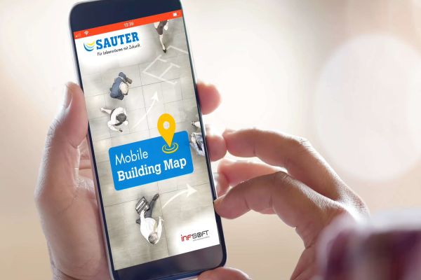 Eine Hand hält ein Smartphone mit geöffneter Mobile Building Map-App.