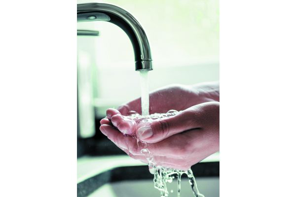Die hohen Anforderungen der Trinkwasserverordnung an die Trinkwassergüte grenzt die Anwendung von Desinfektionsmaßnahmen stark ein. 