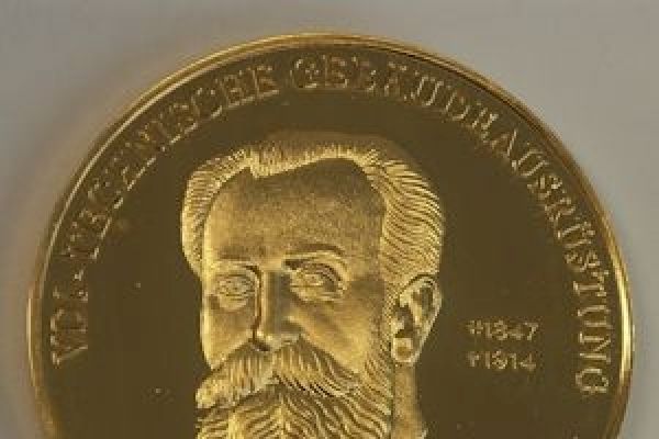 Das Bild zeigt die goldene Hermann-Rietschel-Ehrenmedaille.