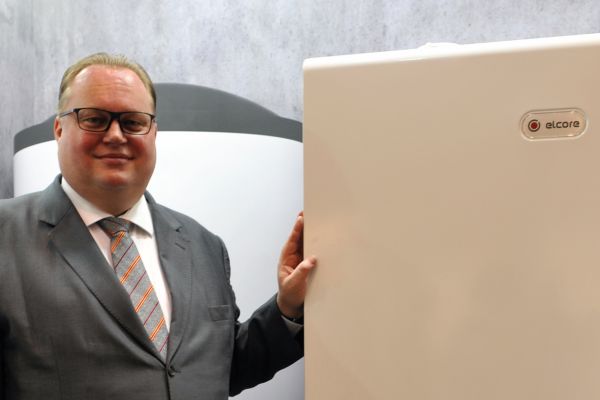 Jürgen Wohlfahrt, Leiter Vertrieb und Markting bei Elcore, präsentiert einen optimierten Elcore 2400