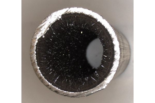 碳钢管，具有磁铁矿和碳酸钙的结晶涂层。
