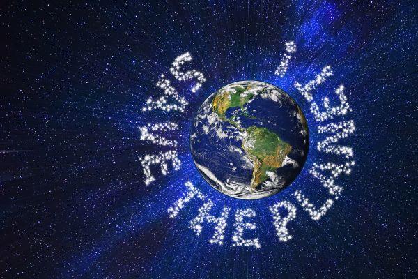 Das Bild zeigt die Erde, die vom Schriftzug „Safe the planet“ umgeben ist.