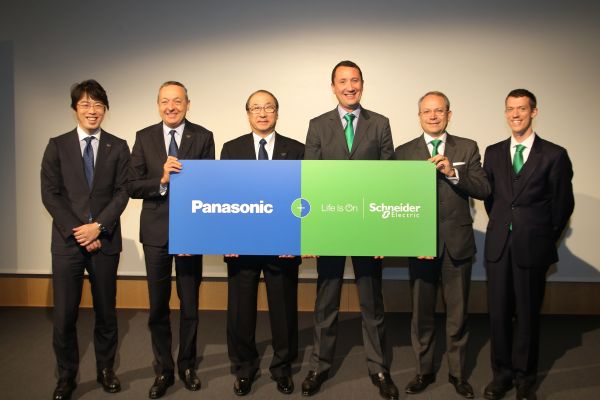 Vertreter von Panasonic und Schneider Electric auf der Pressekonferenz.