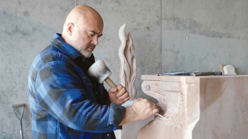 Ein Bildhauer arbeitet an einem Kunstwerk.