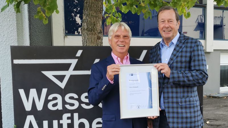 Das Bild zeigt JUDO Geschäftsführer Hartmut Dopslaff (r.) und Dieter Wollgardt (l.) bei der Übergabe der IHK Ehrenurkunde.