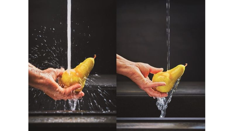 Der weiche und flüsterleise Laminarstrahl von Franke reduziert das Spritzverhalten deutlich – für mehr Hygiene und Komfort bei der Küchenarbeit. 