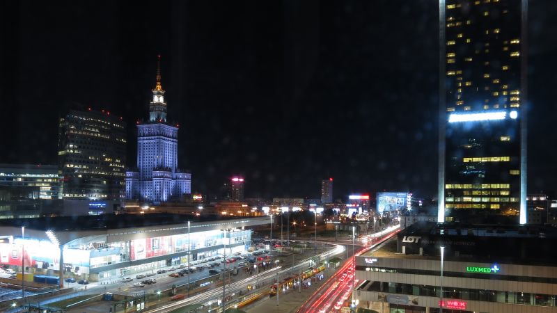 Blick auf Warschau bei Nacht.