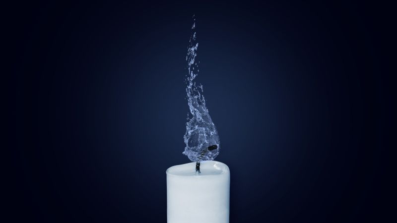 Eine Kerze mit Wasser anstelle einer Flamme.