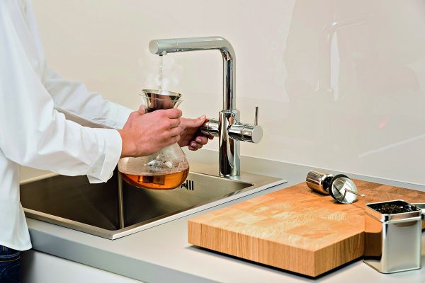 Das Bild zeigt die Küchenarmatur „HOT 5“ von AEG Haustechnik.