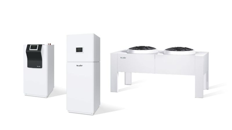 Drei Luft-Wasser-Wärmepumpen nebeneinander vor weißem Hintergrund.