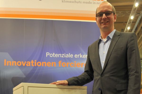 Andreas Ballhausen, Mitglied der Geschäftsleitung Vertrieb und Service Europa bei Solidpower, präsentiert den aktuellen BlueGen