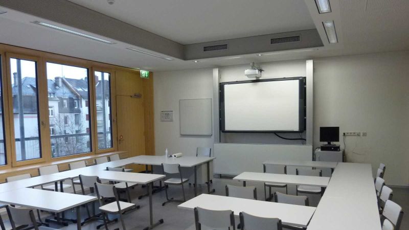 Das Bild zeigt einen Klassenraum.