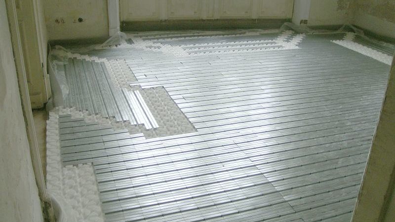 Ein verlegtes Roth Trockenbausystem für die Fußbodenheizung. 