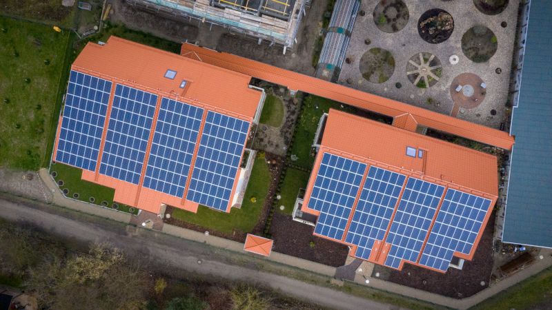 Zwei Photovoltaik-Anlagen auf zwei Häusern von oben.