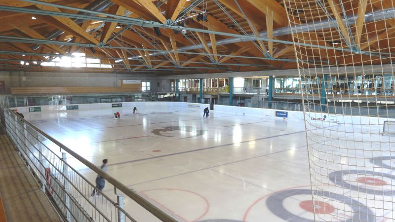Blick in eine Eissporthalle.