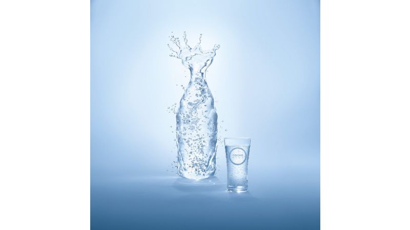 Das Bild zeigt Wasser in einer Glasflasche von Grohe.