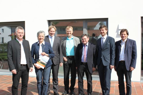 Architekt Georg Dasch mit den Bauherren und Projektpartnern.