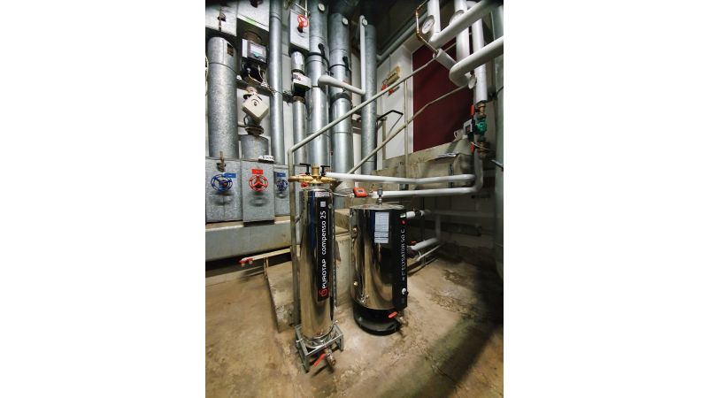 Das Bild zeigt eine installierte Anlage, bestehend aus einer Nachfüllstation für Füllwasser und einem Korrosionsschutzgerät.
