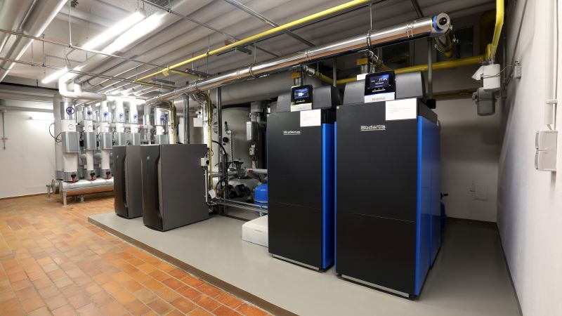 Foto: Gas-Brennwertkessel „Logano plus KB372“ und Brennstoffzellen „BlueGEN BG-15“ in KGS Bad Lauterberg.