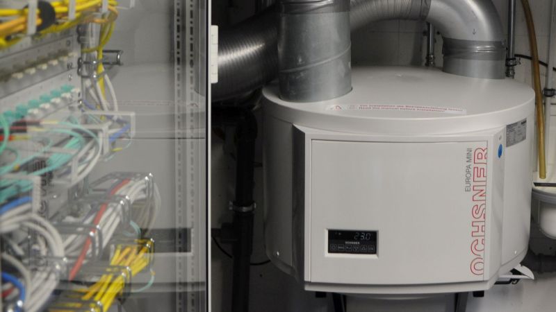 Foto: Eine Mini-Wärmepumpe kühlt den Serverschrank bei MHC.