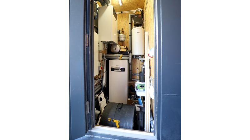 Das Bild zeigt den Heizungsraum des Hausbootes, in dem Wärmepumpe und Lüftungsgerät untergebracht sind.