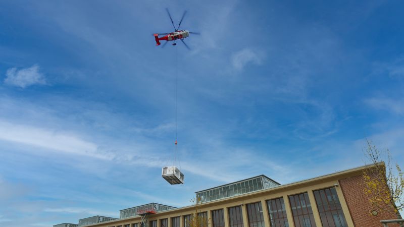 Foto: Transport RLT-Gerät auf das Dach der 