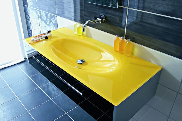 Das Bild zeigt den aus gelbem Glas gefertigten Waschtisch aus der Serie 