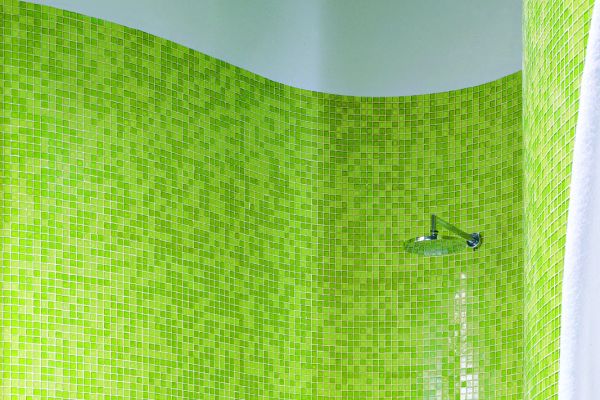 Das Bild zeigt die grünen Glasmosaike von Bisazza.
