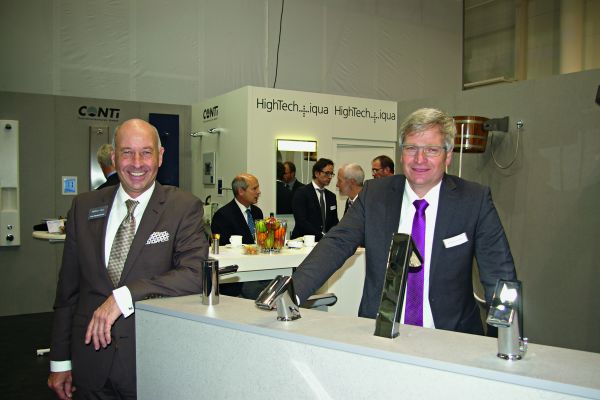Das Bild zeigt Udo Stukenbrock (Vorstand HighTech; li.) und Andreas Kregler (Geschäftsführer Conti) am ISH-Messestand.