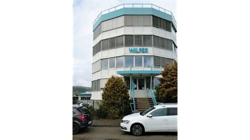 Das Bild zeigt das Firmengebäude der Firma Wilfer GmbH
