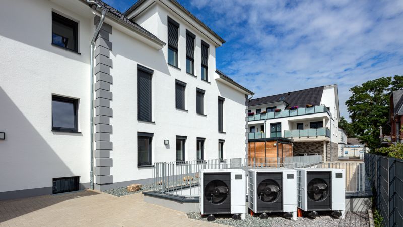 „Ecodan“-Luft/Wasser-Wärmepumpen-Außengeräte im niedersächsischen Kirchweyhe, errichtet für zwei Wohn- und Geschäftshäuser mit insgesamt 22 Einheiten.