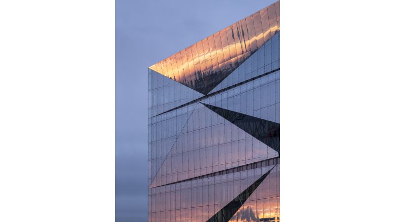 Vornehmlich wegen seiner komplett gläsernen Fassade ist das „Cube Building“ ein beliebtes Foto-Motiv auf Instagram… 