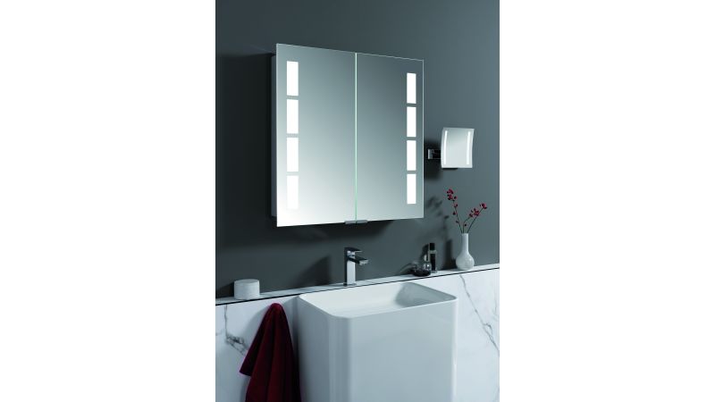 Die modernen Spiegel­schränke von HSK bieten edlen Stauraum für Badutensilien. Optional sind die Alu-Spiegelschränke auch mit einem Motion-Sensor verfügbar. Damit lassen sich die Lichtfarbe und die Helligkeit sogar kontaktlos regulieren.