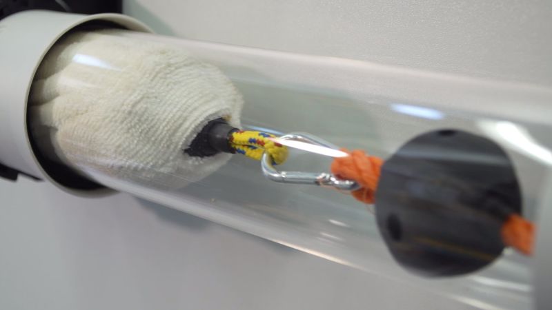 Demonstration des Schrittes Wischen bei der Anwendung des Reinigungssets für Lüftungsrohre.